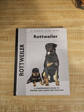 Rottweiler: A Comprehensive Guide to Owning and Caring for Your Dog - Gray/Black